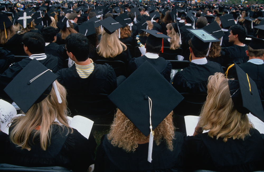 how-many-college-students-graduate-cbs-news